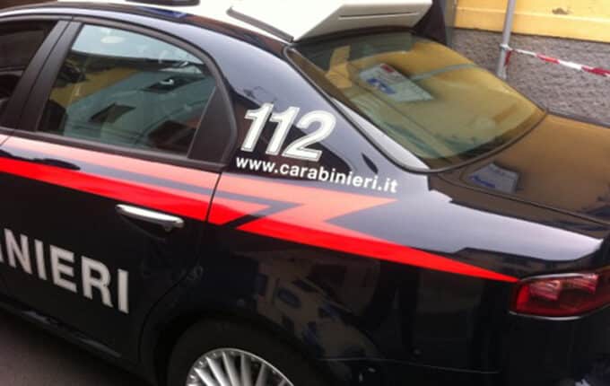 Lucca: furto con la tecnica dell'abbraccio, denunciata giovane donna dai Carabinieri.
