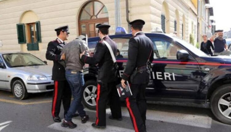 Lucca: molestie, minacce e danneggiamenti all'auto, stalker arrestato dai Carabinieri.