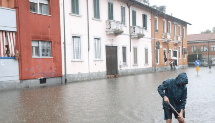 Maltempo, a Milano esondato il Lambro allagamenti e traffico