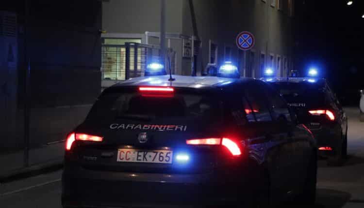 Marcianise: agli arresti domiciliari viene sorpreso dai Carabinieri a smontare un'autovettura rubata.
