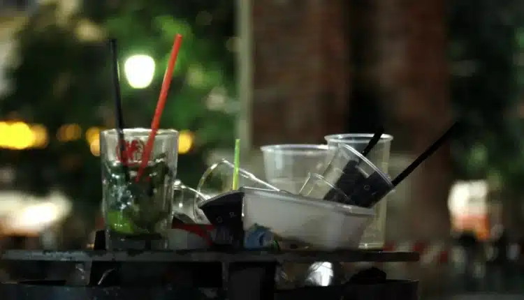 Milano: vietata la vendita e la somministrazione di bevande in contenitori di vetro o lattine.