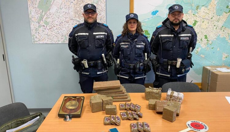 Modena: la Polizia locale sequestra oltre 17 chili di hashish, arrestato ventenne.