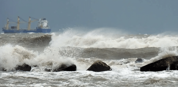 Neonato trovato morto tra gli scogli a Villa San Giovanni (Reggio Calabria), rintracciata la madre è una 13enne italiana