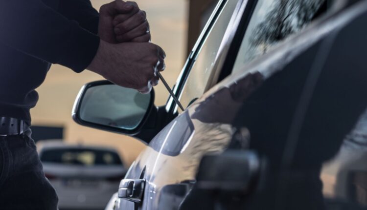 Ottaviano: Carabinieri contro i furti di auto, 3 persone in manette, tra gli arnesi centraline per aggirare i sistemi elettronici dei veicoli.