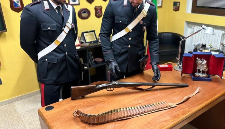 Rionero In Vulture, nasconde fucile clandestino e munizioni in casa: arrestato 60enne