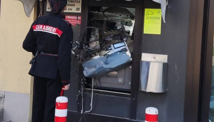 Perugia: ignoti fanno saltare bancomat a Ponte San Giovanni, indagano i Carabinieri.
