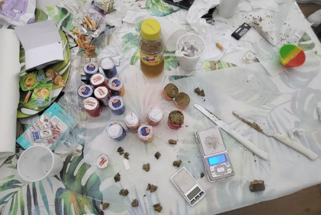 Mola di Bari, sorpresi in un B&B in possesso di 750 g di hashish: arrestati sette giovani