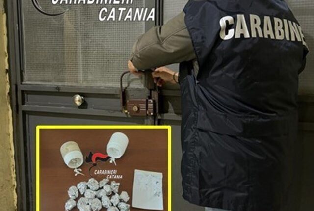 Catania, spacciatore rifornisce i clienti attraverso la porta blindata: 23enne arrestato dai Carabinieri