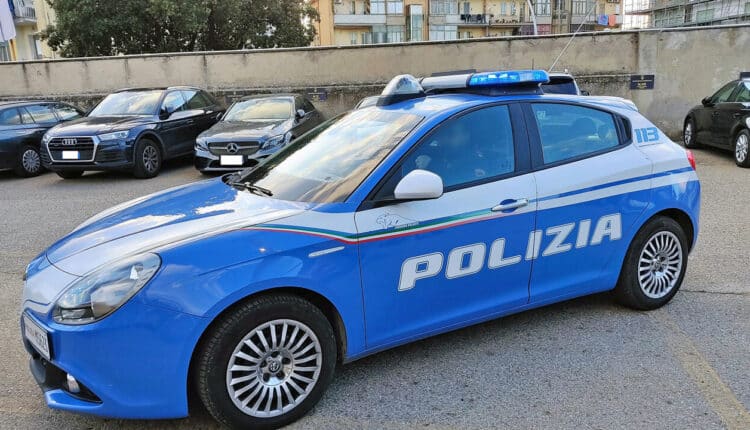 Napoli: minorenne arrestato per tentato omicidio, ha accoltellato 2 ragazzi