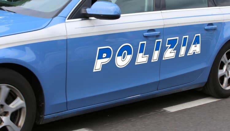 Milano, fermati dalla Polizia prima che riuscissero a scappare con la merce rubata: arrestati una 25enne e un 40enne