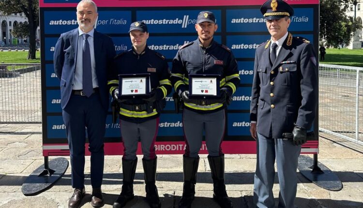 "Eroi della Sicurezza": due poliziotti premiati nella tappa genovese del Giro d'Italia