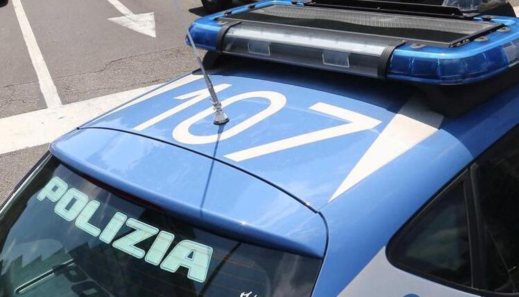 Rimini: ruba diversi deodoranti spray ad un esercizio commerciale e tenta di scappare, un arresto per la Polizia di Stato.