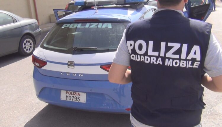 Roma: la Polizia di Stato ha sottoposto a fermo di indiziato di delitto un cittadino italiano di 32 anni, poiché gravemente indiziato del reato di ricettazione.