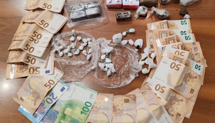 Roma: lotta allo spaccio di droga, 5 le persone arrestate perché gravemente indiziate di detenzione a vario titolo di detenzione e spaccio di sostanze stupefacenti.