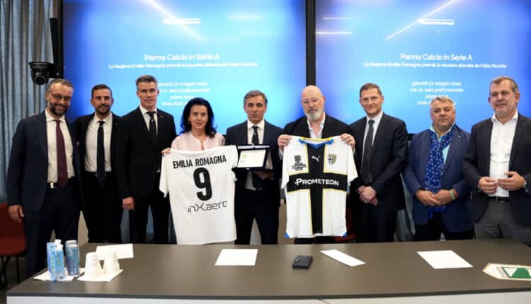 La Regione Emilia-Romagna premia con una targa il Parma Calcio promosso in serie A