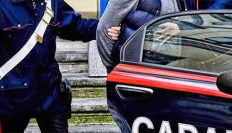 Torre del Greco: tenta il furto di un'auto e poi fugge attraverso un condominio. 