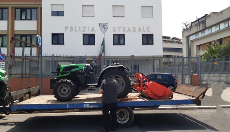 Latina, sorpreso alla guida di un trattore senza patente: elevate sanzioni per 6.450 euro