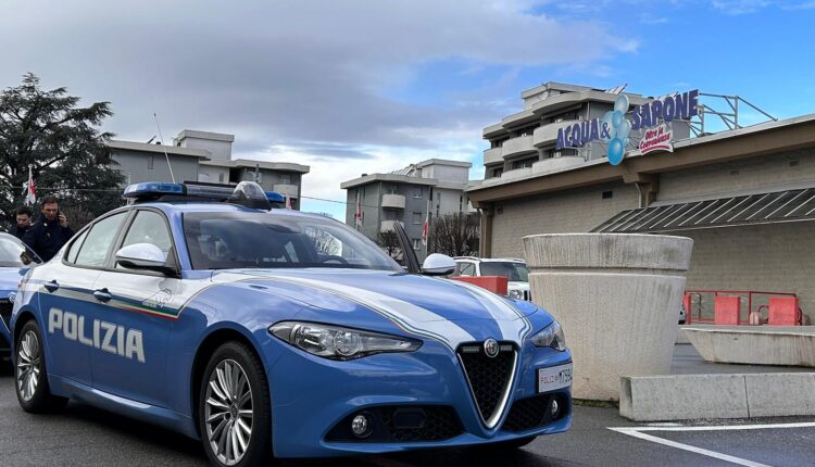 Como: tenta di rubare al supermercato e aggredisce il direttore, 42enne arrestato