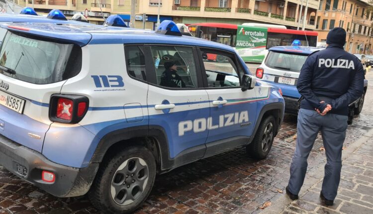 Pavia: aggrediscono un ragazzo derubandolo di telefono, portafoglio e anche i vestiti, 4 denunciati
