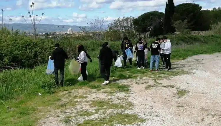 Verona, gli studenti del liceo Galilei ripuliscono i quartieri dai rifiuti lasciati a terra