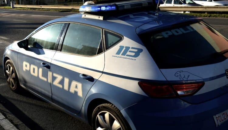 Como, importuna i passanti e aggredisce gli agenti: arrestato 25enne
