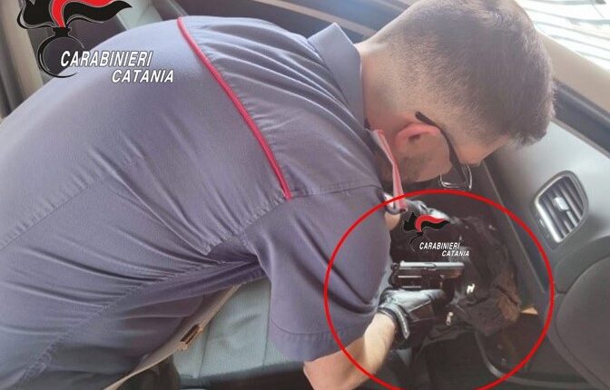 Biancavilla, litiga con il vicino e lo minaccia con una pistola: arrestato 58enne