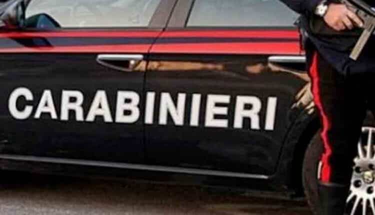Arzano, rapina in una tabaccheria per un pacchetto di sigarette. Al rifiuto strattona la commessa: arrestato un 37enne