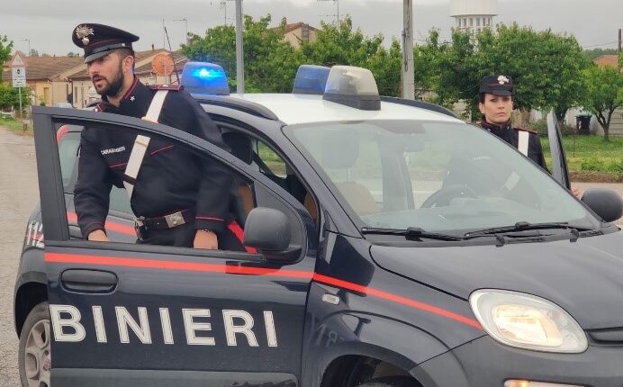 Mesola, sorpreso agli arresti domiciliari mentre consumava droga: 49enne finisce in carcere