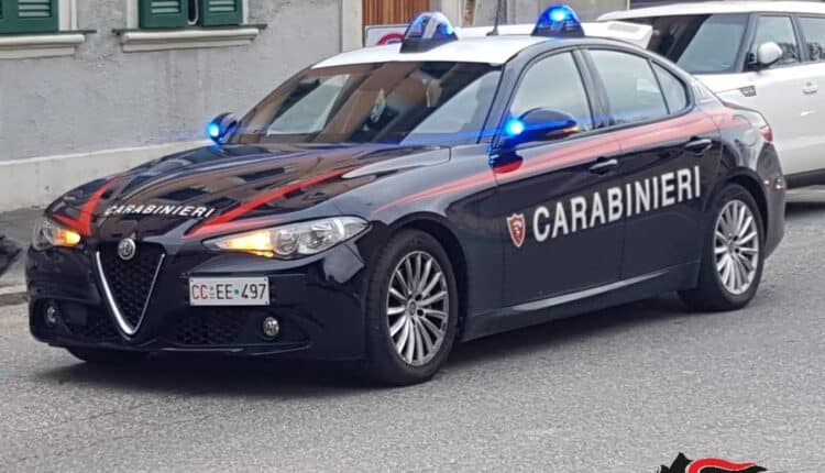 Livorno: 23enne sorpreso dentro un furgone rubato e coetaneo si spaccia per la figlia di una signora per ricevere denaro
