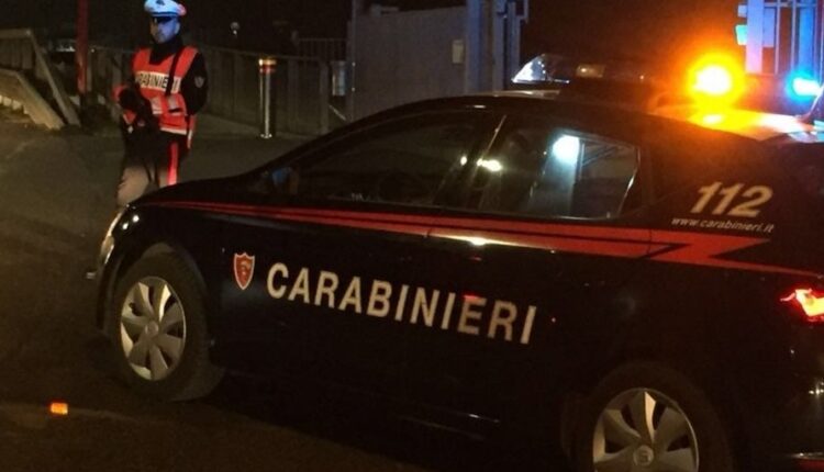 Suzzara, accoltella due cittadini albanesi durante una lite e prende a calci un agente: arrestato 18enne dai carabinieri