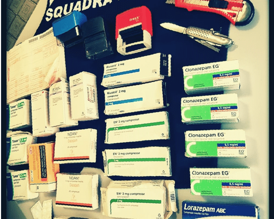 Pisa, intercettata un’auto rubata con due giovani pregiudicati a bordo: sequestrati farmaci psicotropi, armi improprie e ricettari medici