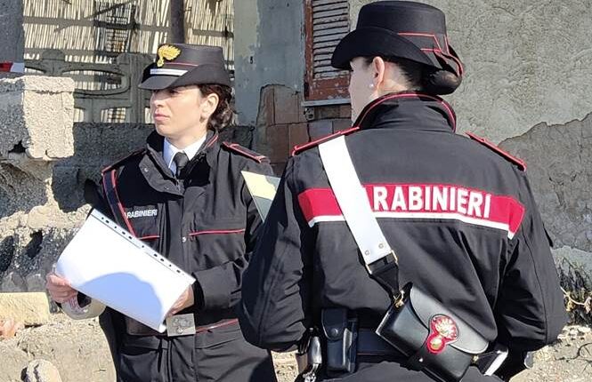 Villa Literno, sorpreso a rubare nell'auto dai proprietari: bloccato e arrestato 22enne