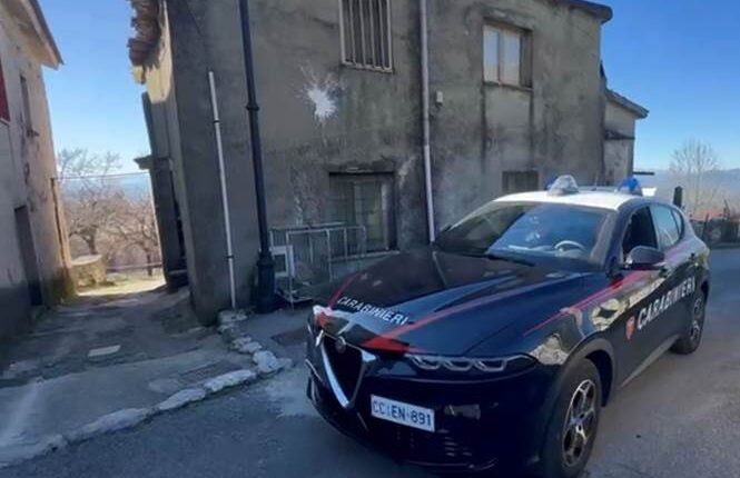 Rocchetta e Croce (CE): va a fuoco la casa, Carabiniere libero dal servizio porta in salvo la proprietaria 89enne