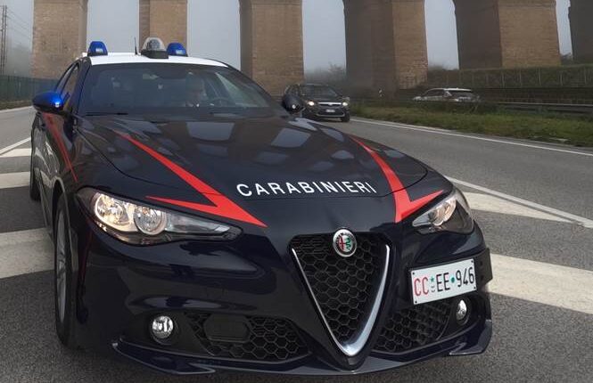 Santa Maria A Vico, acquistavano sigarette e biglietti della lotteria con una carta rubata: denunciati due giovani