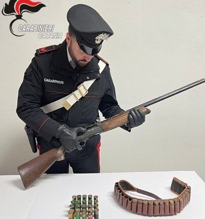 Militello in Val di Catania, scoperto un fucile calibro 12 sotto il letto: denunciati dai Carabinieri due fratelli