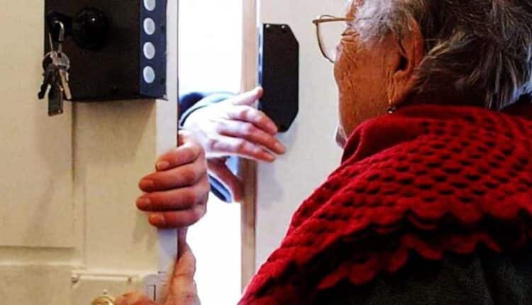 Como, sorpreso a rubare a un'anziana signora denaro e gioielli: arrestato 24enne