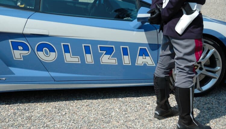 Novara, 70enne spacciatore: arrestato con 19 dosi di cocaina e 24 mila euro in contanti