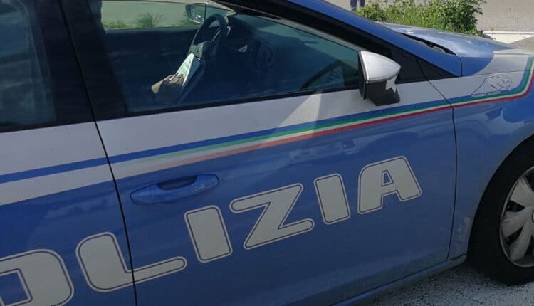 Napoli, aggrediscono e rapinano due giovani di smartphone e contanti: 4 minori arrestati