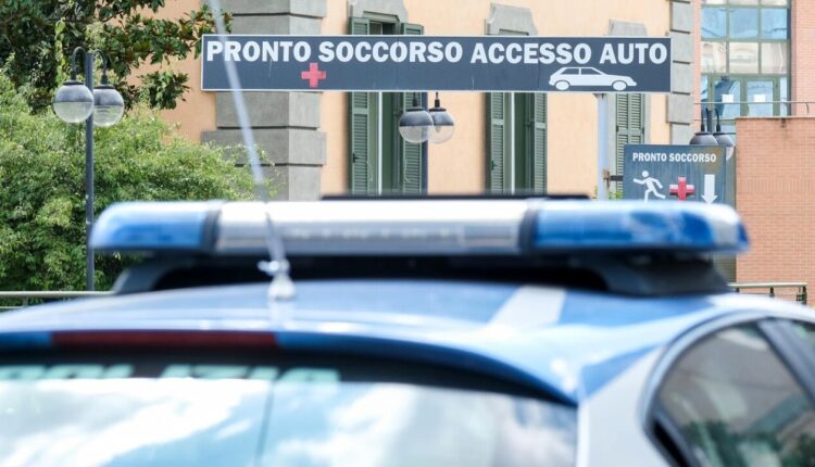 Bolzano, aggredisce e minaccia sanitari, polizia e i pazienti del pronto soccorso: denunciato 48enne spagnolo
