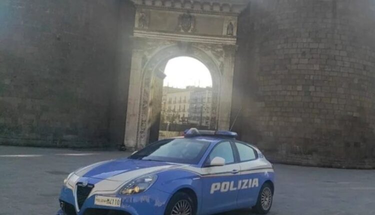 Napoli, lancia bottiglie di vetro contro l'abitazione dell'ex compagno: arrestata 51enne a Porta Capuana