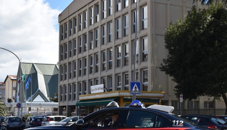 Lamezia Terme, cosparge la madre di benzina e minaccia di darle fuoco per avere i soldi per la droga: 21enne arrestato