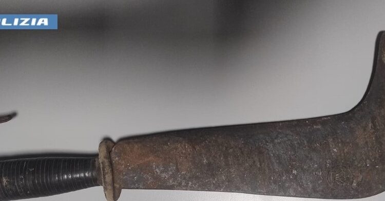 Manduria, vuole vendicarsi con una roncola dopo un'aggressione subita: denunciato l'uomo