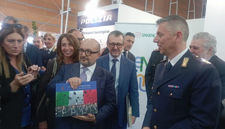 Torino, la Polizia di Stato ha presentato gli "Scrittori in Divisa" al Salone Internazionale del Libro