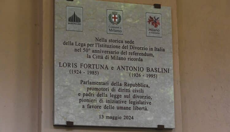 Milano, dedicata una targa ai fondatori della legge sul divorzio: Loris Fortuna e Antonio Baslini
