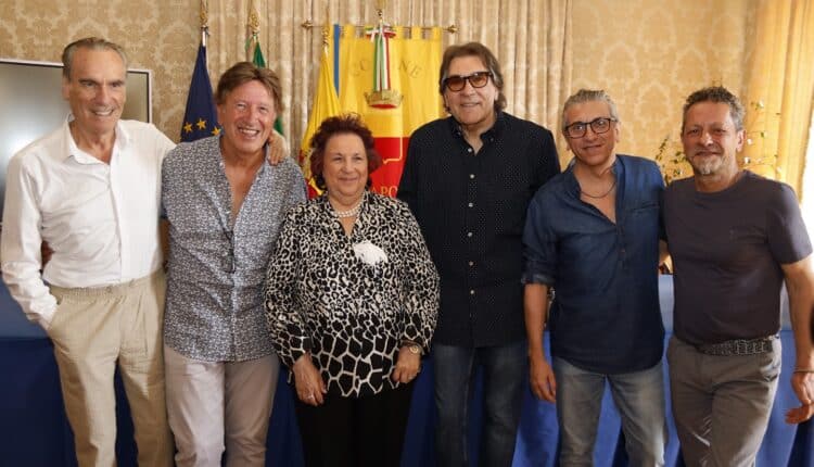 Napoli, rende omaggio con una targa per i 50 anni di carriera il gruppo "Il Giardino dei Semplici"