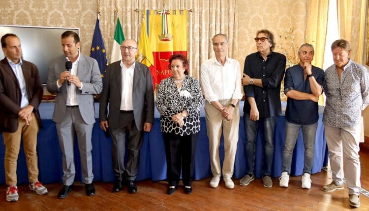 Napoli, rende omaggio con una targa per i 50 anni di carriera il gruppo "Il Giardino dei Semplici"