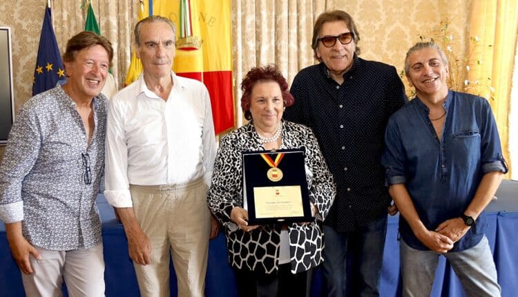 Napoli, rende omaggio con una targa per i 50 anni di carriera il gruppo "Il Giardino dei Semplici"