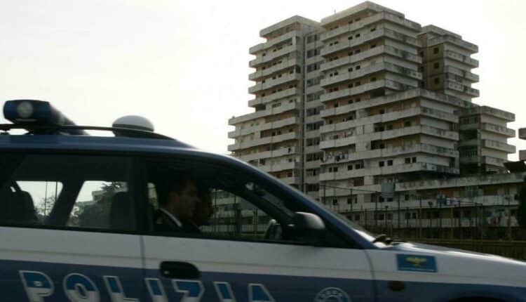 Scampia, smaltimento illegale di rifiuti industriali: sequestrato un capannone