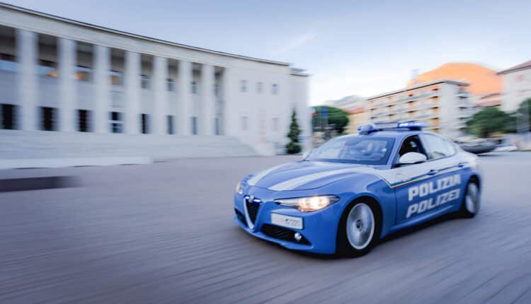 Bolzano, auto a tutta velocità contromano con una persona aggrappata al finestrino: denunciate due persone