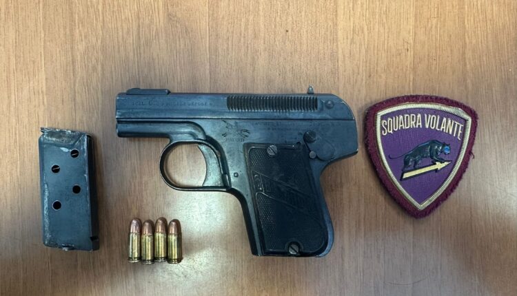 Torino, in auto di notte con una pistola negli slip: arrestato 22enne